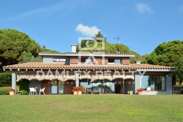 Huis / Villa met 5 kamers, perceel 2000 m², te koop in Cabrera de Mar, Costa Maresme