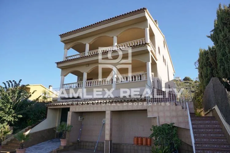 Haus / Villa mit 5 Zimmern, Grundstück 645 m², zum Verkauf in Sitges, Coast of Barcelona