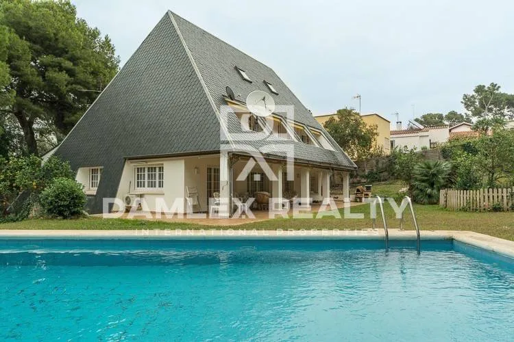 Villa with stunning views of the mountains. Costa de Barcelona