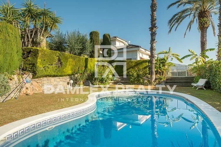 Villa with a large plot of land. Coast of barcelona
