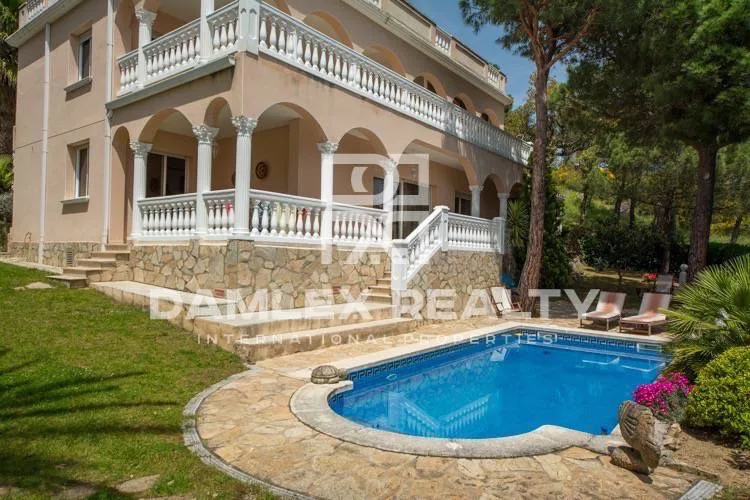 Villa in urbanization with a golf course. Costa Brava
