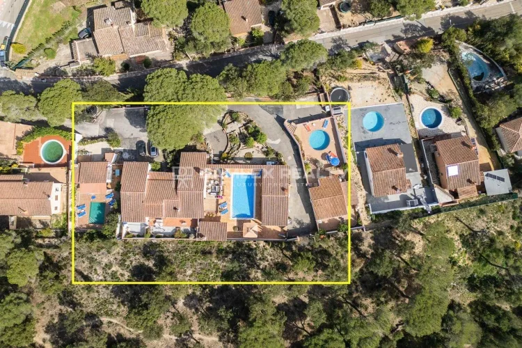 Property consisting of 4 houses perfect for renting in the quiet urbanisation of Roca Malvet