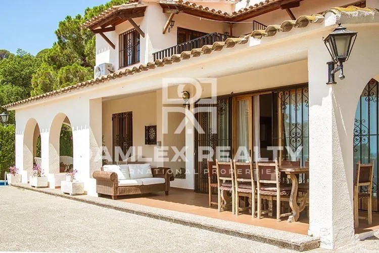 Mediterranean-style villa with sea views in Santa Maria de Llorell