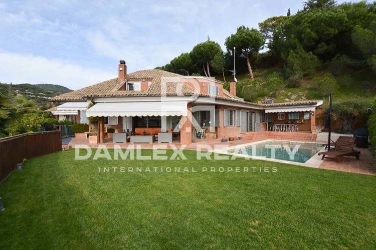 Villa with sea views in luxury urbanization