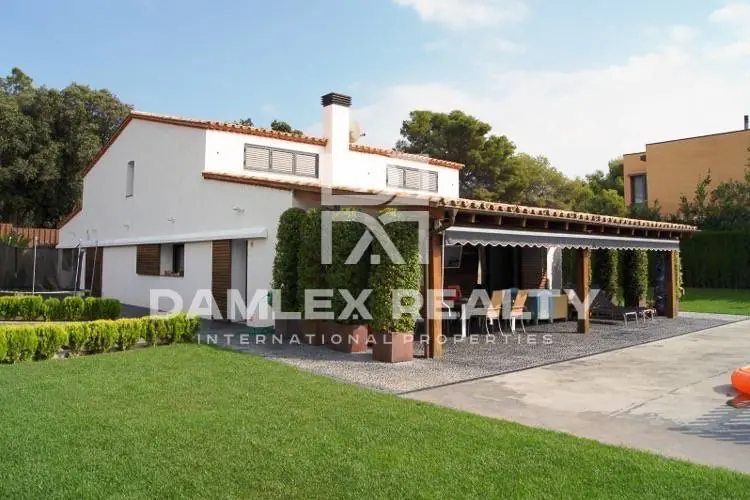 Villa in San Vicente de Montalt with sea views