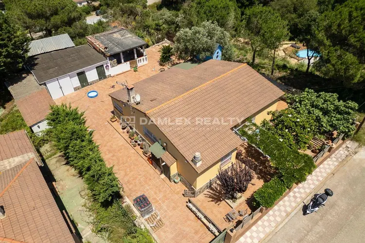 Casa de una sola planta en la urbanización Residencial Lloret, entre Vidreres y Lloret de Mar.