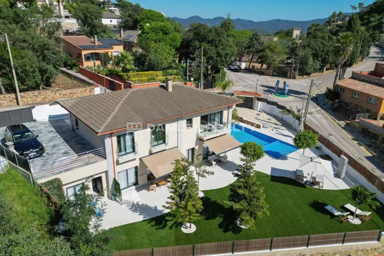 Villa with 4 individual apartments and tourist license