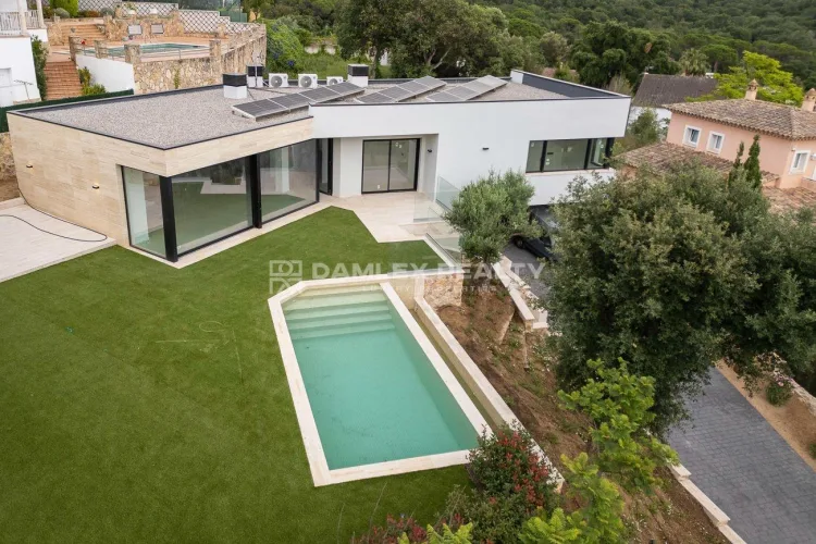 Modern new construction house with pool, in Roca de Malvet urbanization