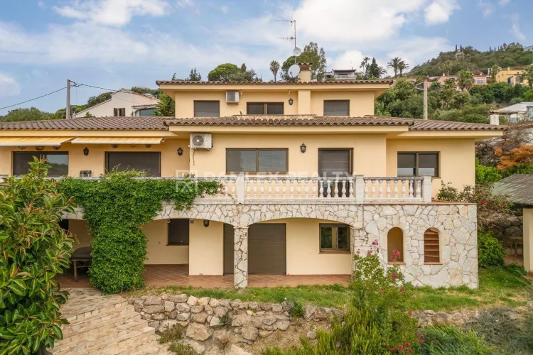 Detached house with a swimming pool and stunning sea views