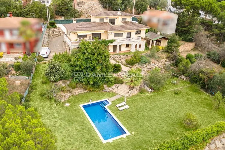 Detached house with a swimming pool and stunning sea views