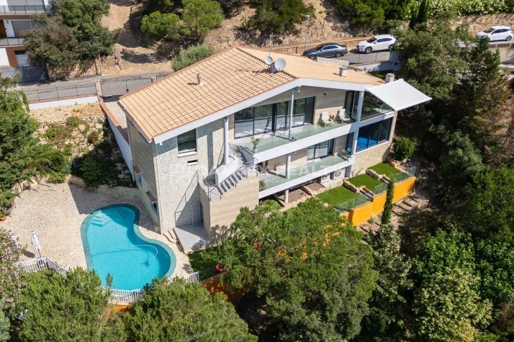 Luxurious designer villa with impressive views of the Mediterranean