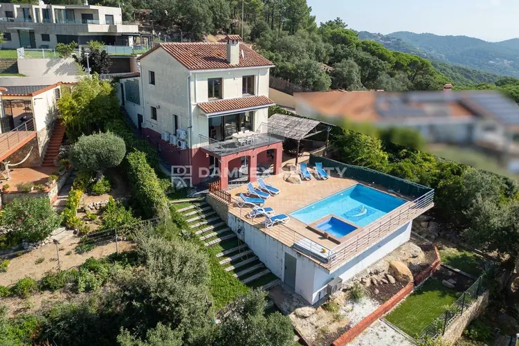 Einfamilienhaus zum Verkauf in Rocca Grossa mit touristischer Lizenz