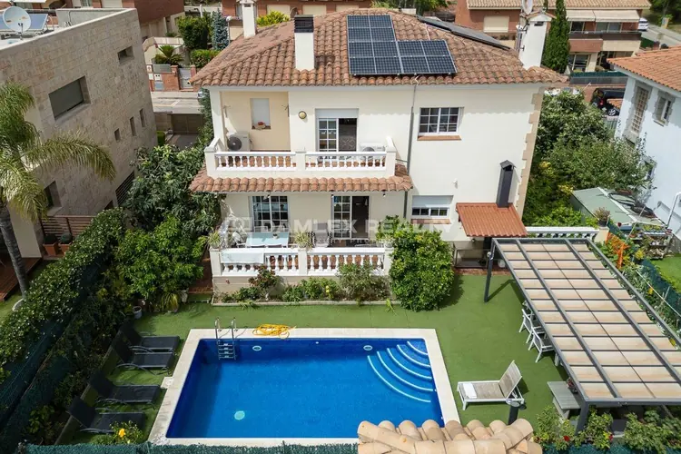 Impressive property with tourist licence just 12 minutes