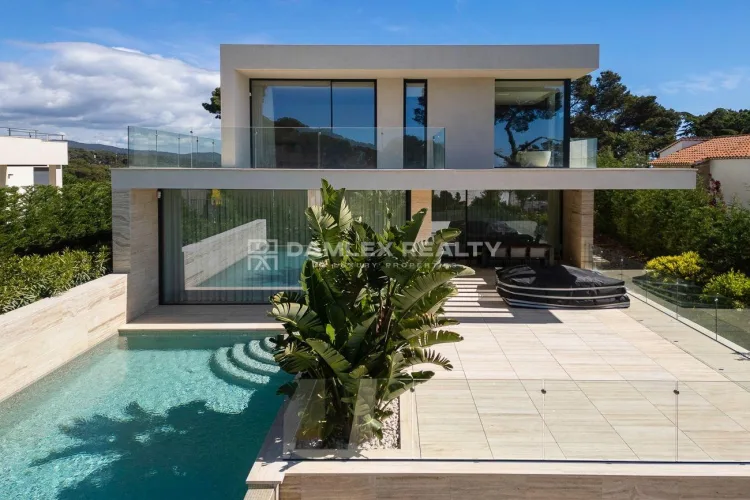 Modern Luxury Villa with Stunning Sea Views in Treumal