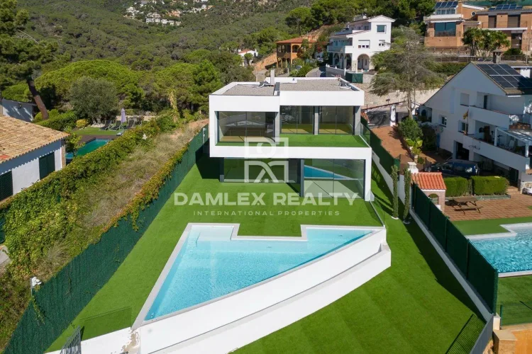 Modern villa with panoramic sea views just 1 km from a picturesque cove on the Costa Brava