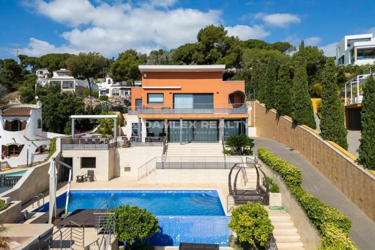 Fabulous property with panoramic views of the Mediterranean, located a short distance from the beach of Sant Antoni de Calonge with white sand and crystal clear waters.