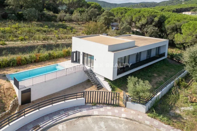 New house is located in the picturesque urbanization of El Mas Trempat in Santa Cristina d