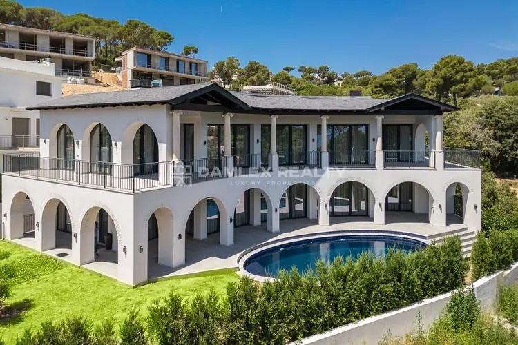 Spectaculaire villa is gelegen aan Treumal , in de prachtige kustplaats Calonge aan de Costa Brava.