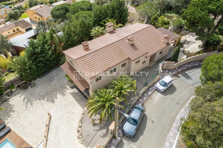 Luxurious, spacious house in the hills above Santa Cristina d