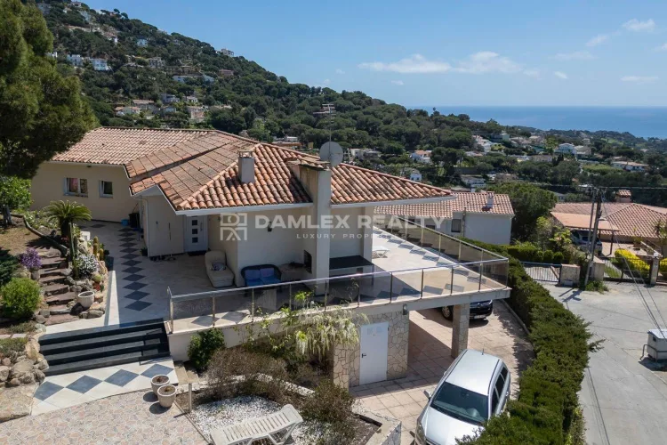 Villa à Lloret de Mar avec vue panoramique sur la mer.