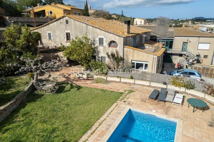 Excellently located Beautiful Masía in Mont-Ras