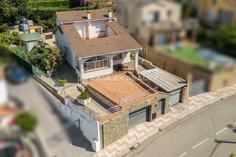 Encantadora casa con piscina en la urbanización Mas Romeu