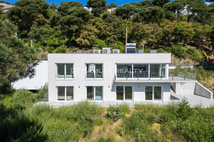 Brand New Modern Villa in Serra Brava urbanization, Lloret de Mar