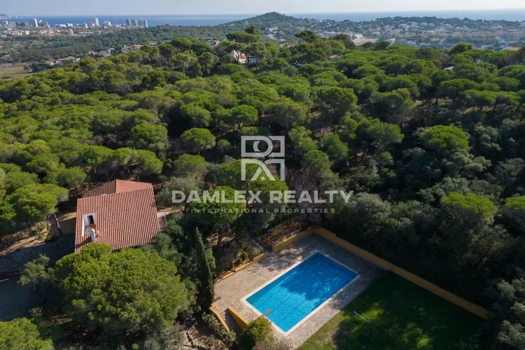 House in the Nature with Total Privacy, Large Parcel, Massive Pool, and Charm