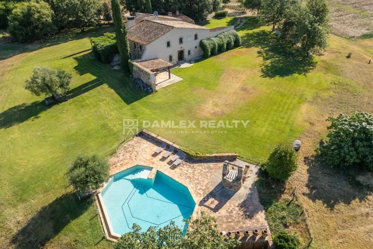 Exceptional 13th-century masia, fully restored in an idyllic setting