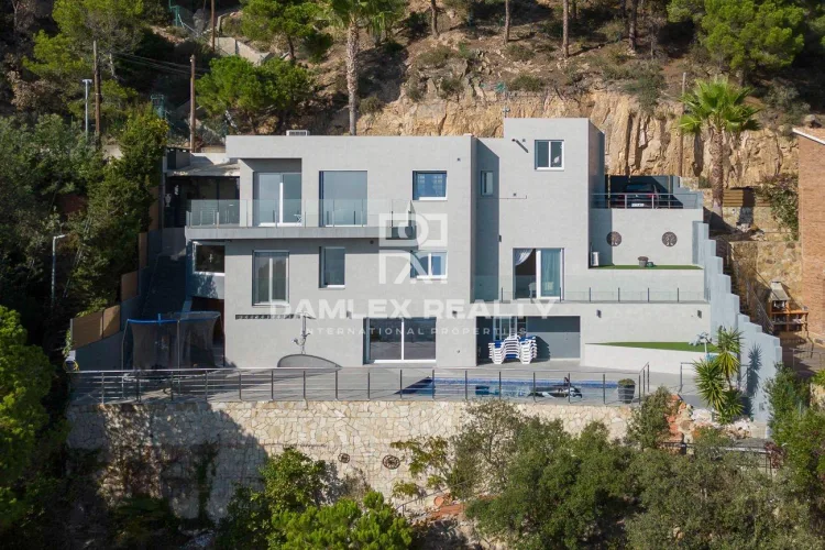 Modern smarthouse villa with a panoramic seaview and swimming pool