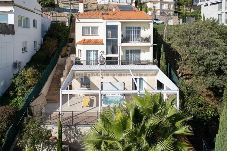 Beautiful house for sale with direct sea views
