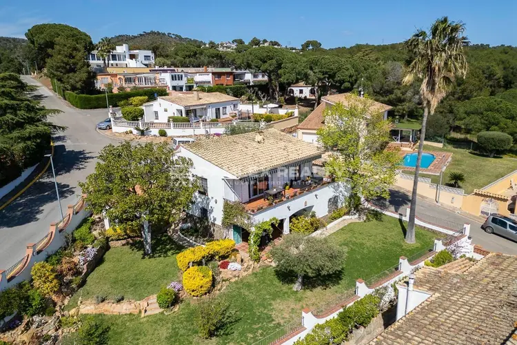 Chalet zum Verkauf in der exklusiven Urbanisation Finca Verd in Calonge.  Dieses Anwesen hat einen rustikalen Charme, in den Sie sich auf den ersten Blick verlieben werden. Das Haus ist auf zwei Etagen verteilt. Im Inneren finden Sie 4 große Schlafzimmer,