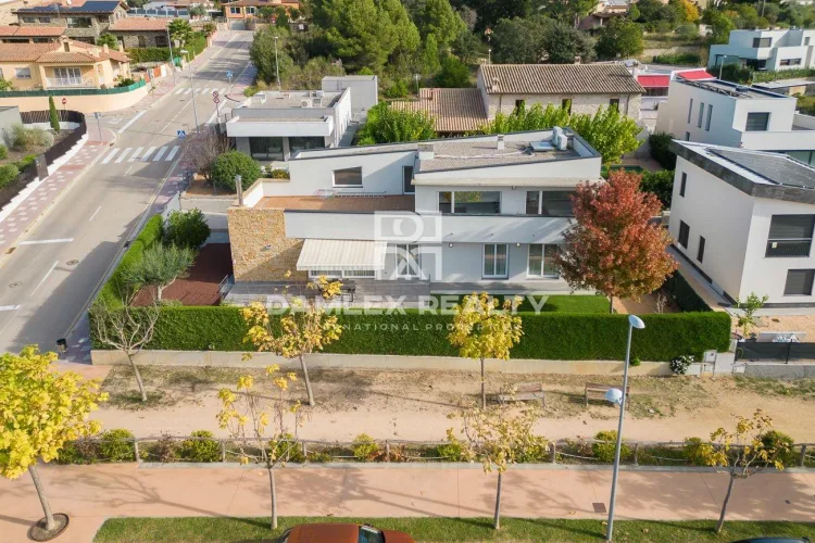 Modern design A-label villa near the centre of the city