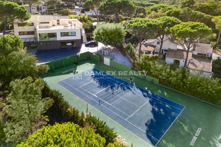 Villa with tennis court and spa area in the Golf zone of Santa Cristina d’Aro