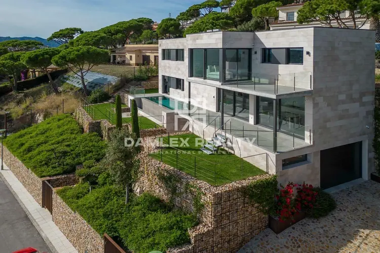 Nueva villa moderna con piscina y vistas panorámicas al mar.