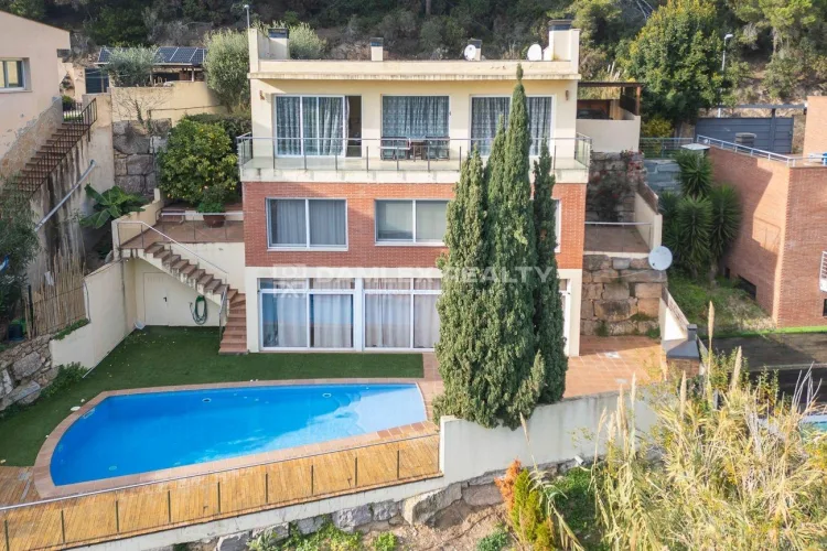Exclusive house with beautiful views and a tourist license in Serra Brava.