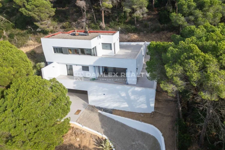 Casa independiente en venta en Serra Brava, totalmente renovada.