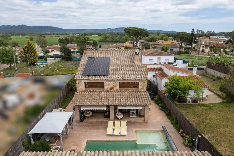 House with pool in a quiet and central area of Llagostera.