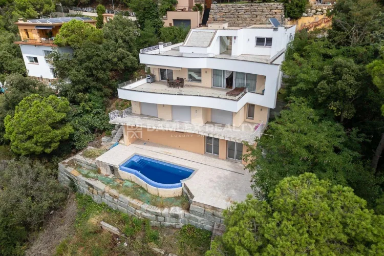 Spacious villa with incredible sea views in Cala Canyelles
