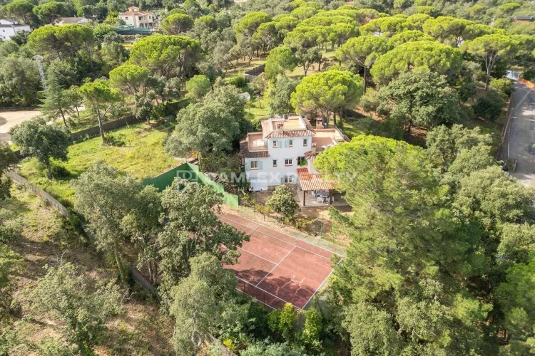 Provencal style villa on a 3522 m2 plot with tennis court. Urbanization Can Carbonell