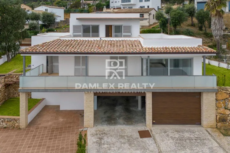 Stunning house with pool and sea views