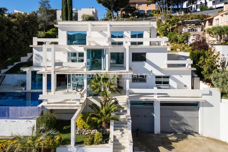 Modern house with panoramic view, 5 minutes walk from the center of Alella.