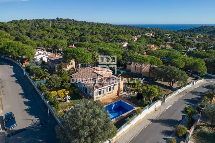 An amazing one level independent house with a large garden and swimming pool
