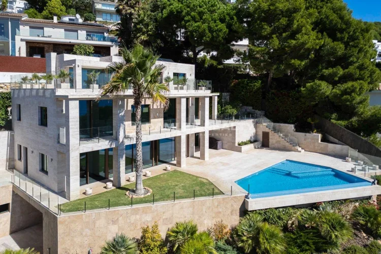 LUXE VILLA MET PANORAMISCH ZEEZICHT, IN DE LUXE URBANISATIE CALA SANT FRANCESC