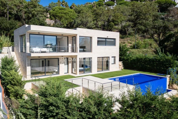 A new villa with sea views in a peaceful village and not far from the center of Lloret de Mar.