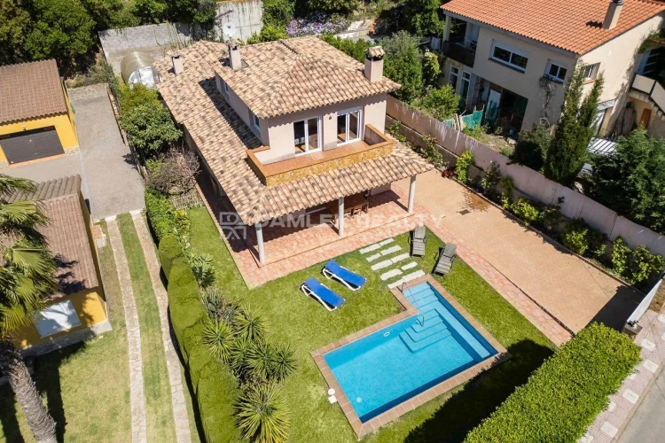 Beautiful and cozy villa located in the quiet and sunny residential area of Roca de Malvet, in Santa Cristina d