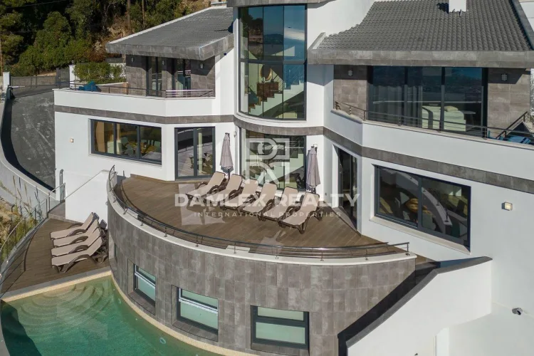 Spectacular luxury villa completely renovated, with panoramic views of the sea, mountains and city- Lloret de Mar