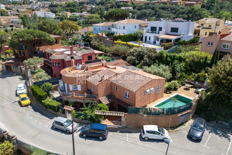 House with pool, guest apartment, and sea views in Begur.