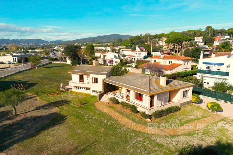 House with Lots of Land and Walking Distance to the Beach (400m)