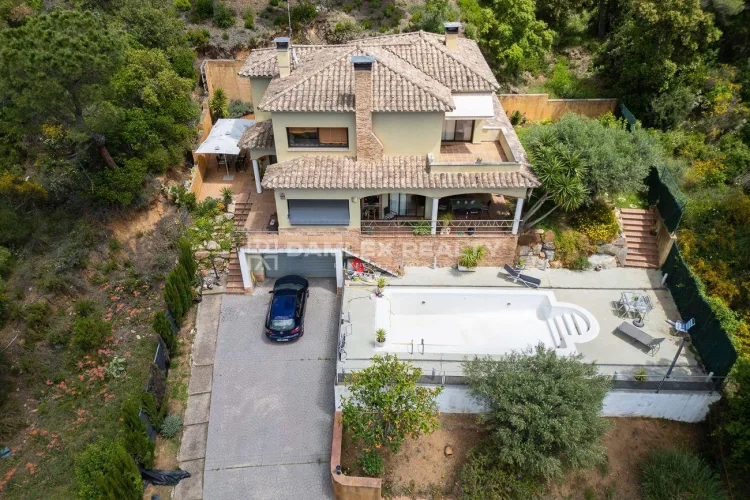 Spacious and quiet villa ideal as rental investment in a green area of Calonge